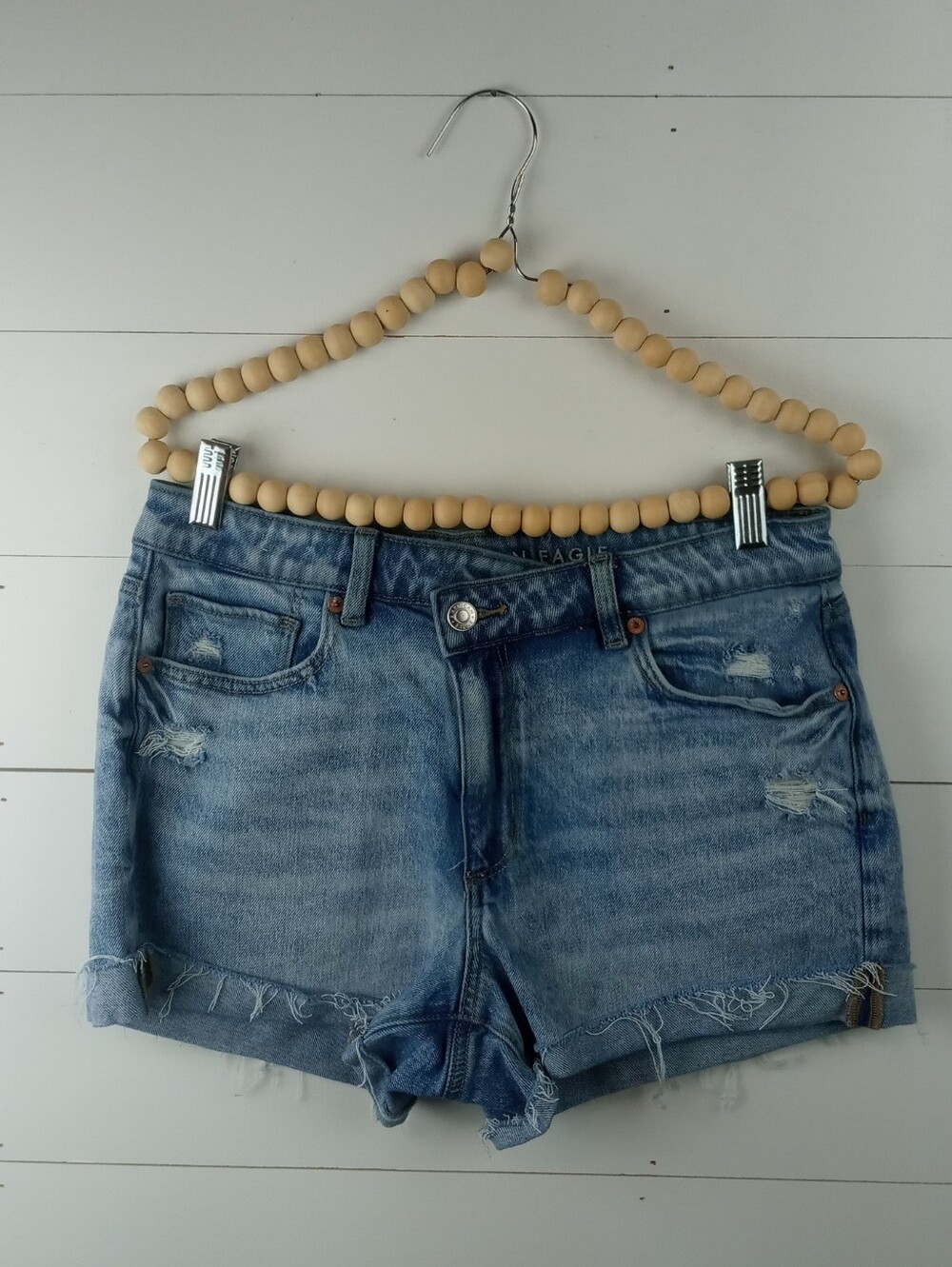 American Eagle Women's size 6 mom short light wash, rolled hem jean shorts